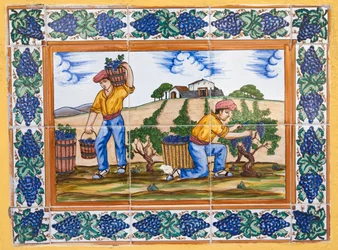 Carreaux de céramique espagnole moderne de style XVIIe ou XVIIIe siècle montrant des ouvriers de vignoble coupant des grappes de raisin